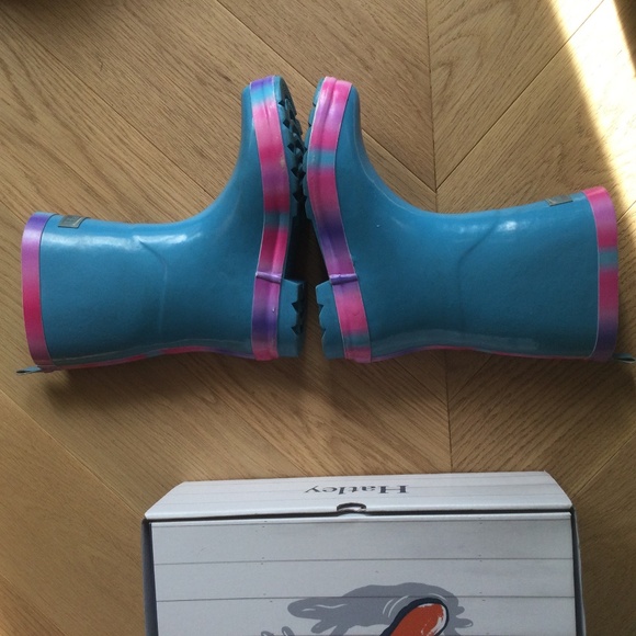 Hatley Girl's Fun Hearts Shiny Rain Boots Aqua and pink - Picture 4 of 9